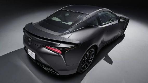 Lexus LC 500 Pinnacle Edition Coupé grijs (2025) zijkant links schuin achter donker