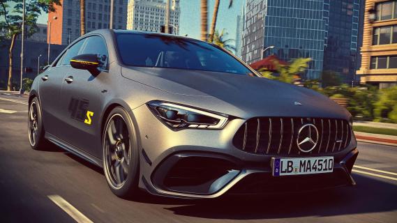 Mercedes-AMG CLA 45 Final Edition (2025) grijs zijkant rechts schuin voor