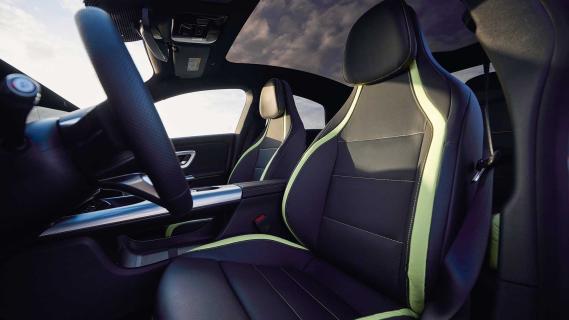 Mercedes CLA 350 4Matic interieur met voorstoelen