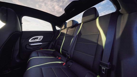 Mercedes CLA 350 4Matic interieur met achterbank