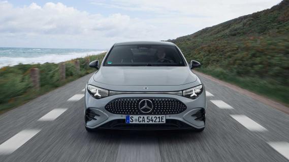 Mercedes CLA 350 4Matic rijdend recht van voren