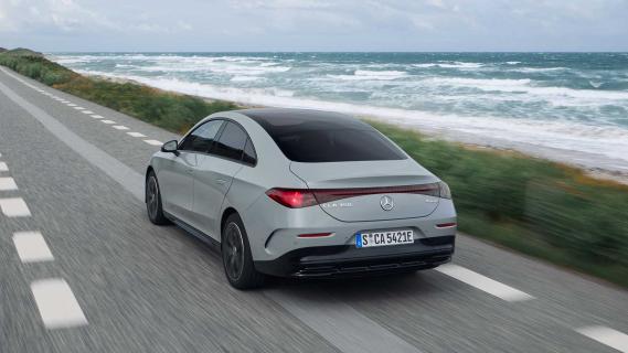 Mercedes CLA 350 4Matic rijdend linksachter