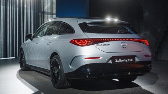Mercedes CLA Shooting Brake grijs (2025) zijkant links schuin achter studio