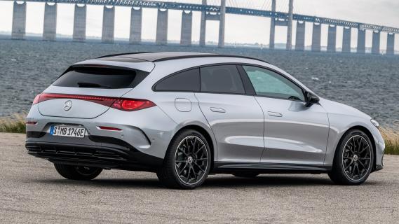 Mercedes CLA Shooting Brake grijs (2025) zijkant rechts schuin achter