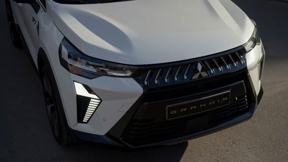 Mitsubishi Grandis 2025 3/4 voor grille led DRL hoog