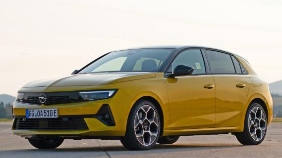 Opel Astra Hybrid geel (2025) zijkant links schuin voor