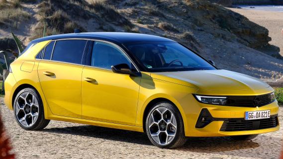 Opel Astra Hybrid geel (2025) zijkant rechts schuin voor in de zon