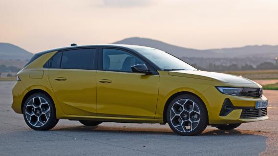 Opel Astra Hybrid geel (2025) zijkant rechts schuin voor