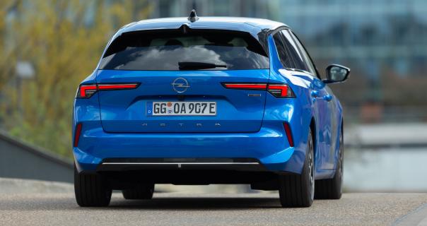 Opel Astra Sports Tourer blauw (2025) zijkant rechts schuin achter