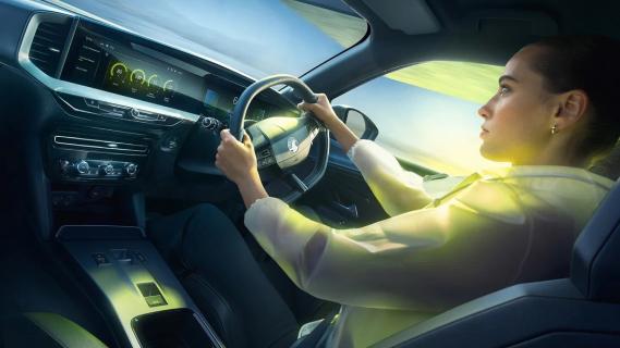 Opel Mokka GSE grijs (2025) interieur dashboard dame achter het stuur