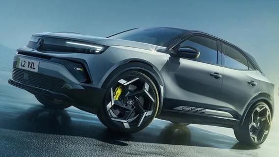 Opel Mokka GSE grijs (2025) zijkant links schuin voor velgen gedraaid