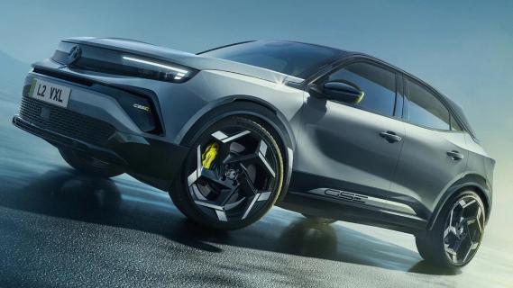 Opel Mokka GSE grijs (2025) zijkant links schuin voor statisch