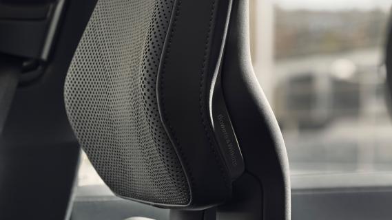 Polestar 3 Long range Single motor beige (2025) interieur kopsteun met hoofdsteun met speaker van Bowers & Wilkins