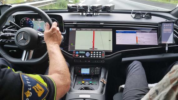 Snelle Mercedes E-klasse van de politie met Superscreen (schermen)