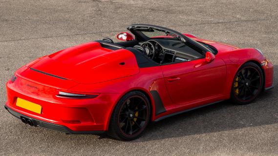 Porsche 911 Speedster (991) rood (2020) zijkant rechts schuin achter hoog