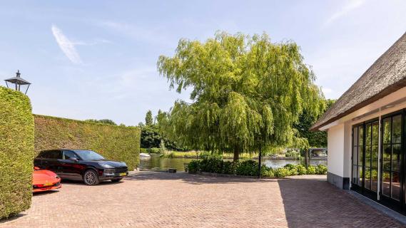 Huis waar auto (Ferrari) in werkkamer kan staan