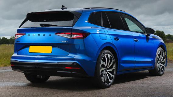 Skoda Enyaq Cargo blauw (2024) zijkant rechts schuin achter
