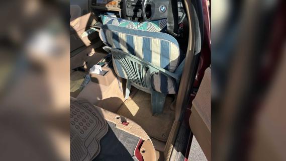 Tuinstoel in BMW zonder motorkap