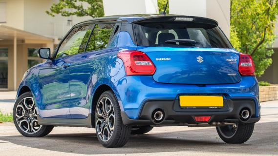 Suzuki Swift Sport Hybrid BoosterJet blauw (2021) zijkant links schuin achter