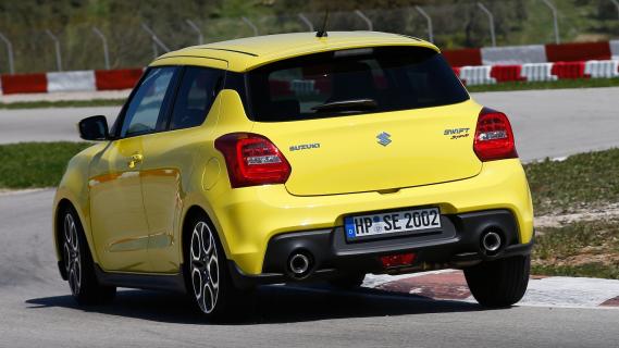 Suzuki Swift Sport geel (2018) zijkant links schuin achter