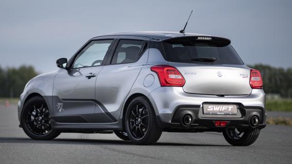 Suzuki Swift Sport Katana Grijs (2019) zijkant links schuin achter