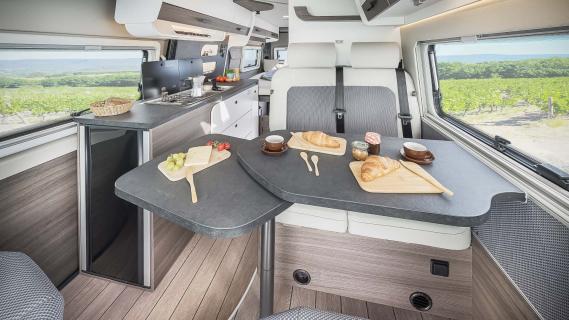 VANTourer Camper Fiat Ducato wit (2025) interieur keukentje eettafel