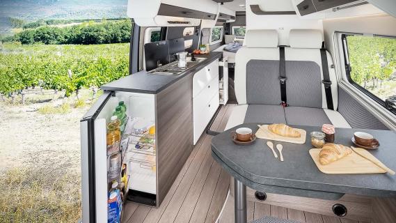 VANTourer Camper Fiat Ducato wit (2025) interieur keukentje koelkast buiten