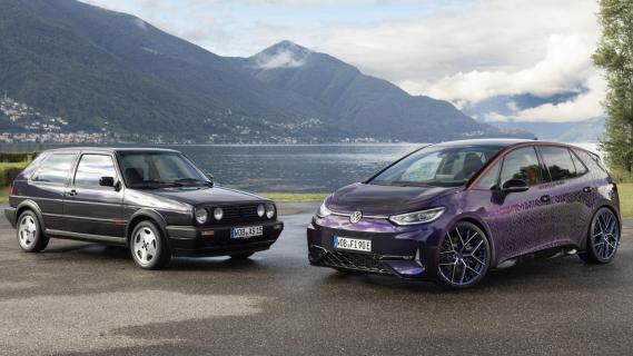 Volkswagen ID.3 Fire & Ice paars (2025) zijkant links schuin voor met originele Golf