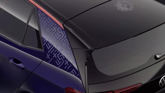 Volkswagen ID.3 Fire & Ice paars (2025) C-stijl met stickers links schuin achter