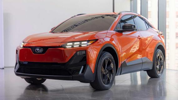 Subaru Uncharted oranje (2025) zijkant links schuin voor