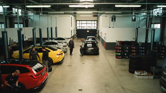 BMW in garage met M5 en andere modellen M3 touring
