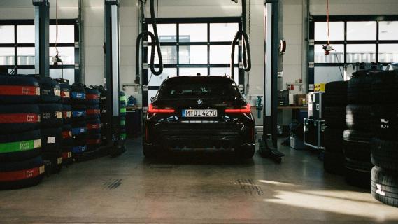 BMW in garage met brug