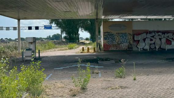 Spooktankstation naast de A12 richting de Duitse grens bij Zevenaar