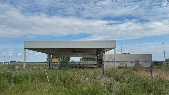 Spooktankstation naast de A12 richting de Duitse grens bij Zevenaar