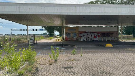 Spooktankstation naast de A12 richting de Duitse grens bij Zevenaar