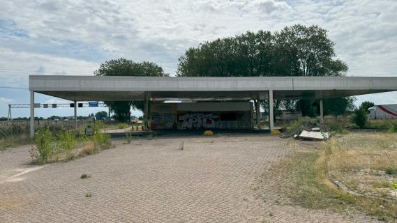 Spooktankstation naast de A12 richting de Duitse grens bij Zevenaar
