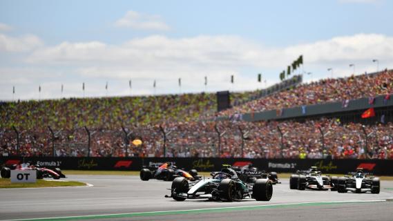 Charles Leclerc wint GP Groot-Brittannië na uitval Verstappen