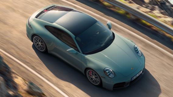 Porsche 911 Carrera 4S Coupe (992) groen (2025) zijkant rechts schuin bove
