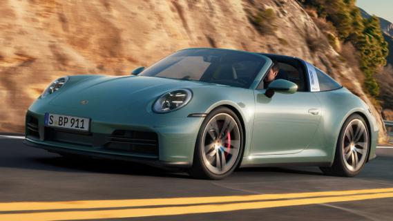 Porsche 911 Targa 4S (992) groen (2025) zijkant links schuin voor rijden