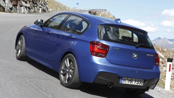 BMW M135i xDrive (20) blauw (2013) zijkant rechts achter schuin