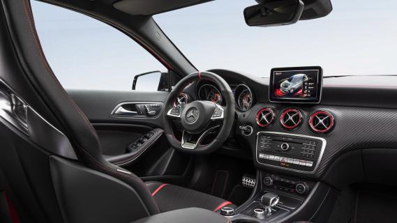 Mercedes-AMG A45 (W176) rood (2016) interieur dashboard