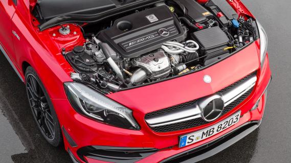 Mercedes A 45 AMG rood (2016) motor bovenaanzicht M133