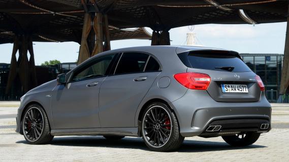 Mercedes A 45 AMG (W176) mat grijs (2013) zijkant links schuin achter