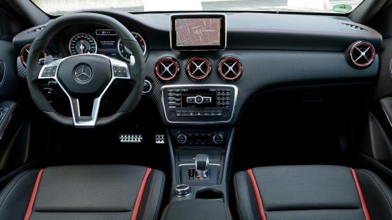 Mercedes A 45 AMG (W176) mat grijs (2013) interieur dashboard