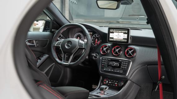 Mercedes A 45 AMG (W176) mat grijs (2013) interieur dashboard schuin rechts