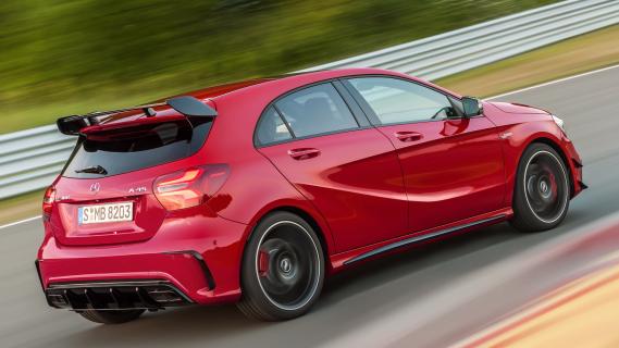 Mercedes A45 AMG (W176) rood (2016) zijkant schuin rechts rijdend achter bocht op circuit kerbstones vangrail