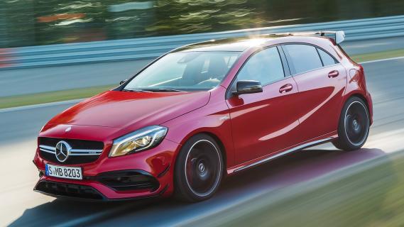 Mercedes-AMG A 45 (W176) rood (2016) zijkant links schuin rijdend op kerbstones circuit