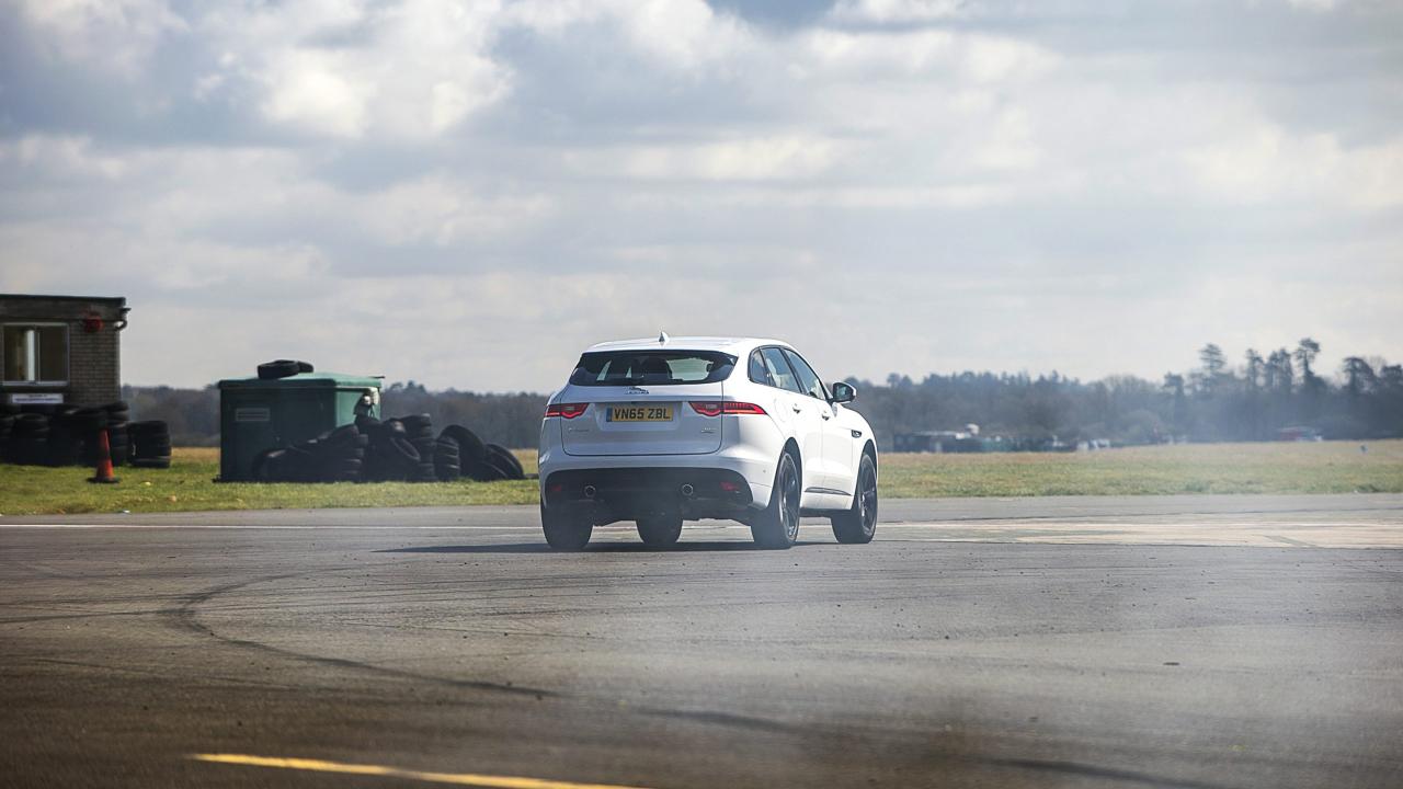 De Jaguar F-Pace op het TopGear-circuit