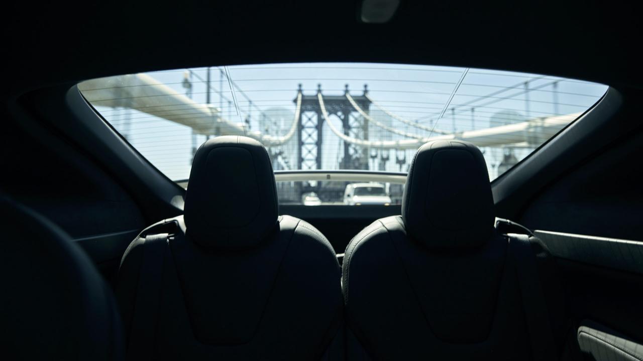 Rory Reid met de Tesla Model X in New York