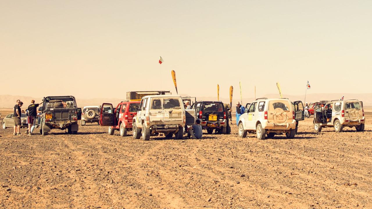 Suzuki Jimny offroad in brandend zand